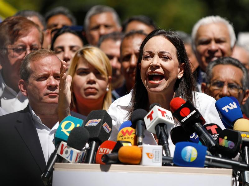 María Corina Machado wurde die Ausübung öffentlicher Ämter untersagt. Trotzdem will sie den autoritär regierenden Präsidenten Maduro bei den Wahlen herausfordern. - Foto: Pedro Rances Mattey/dpa