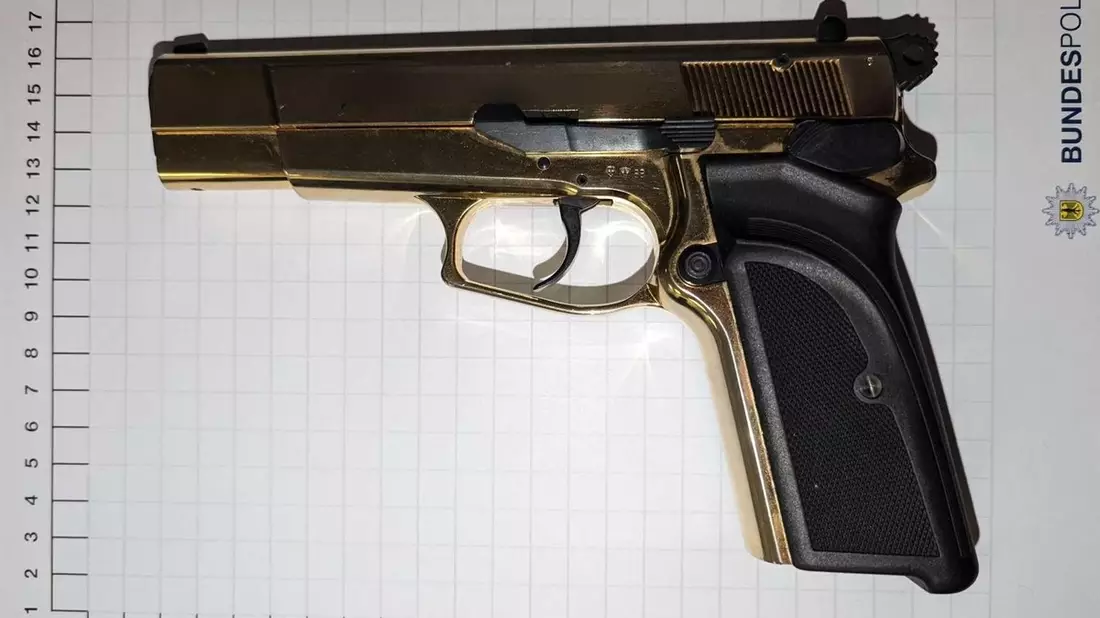BPOL NRW: Waffe im Hosenbund - 19-Jähriger beschimpft Bundespolizisten - Bild: presseportal.de