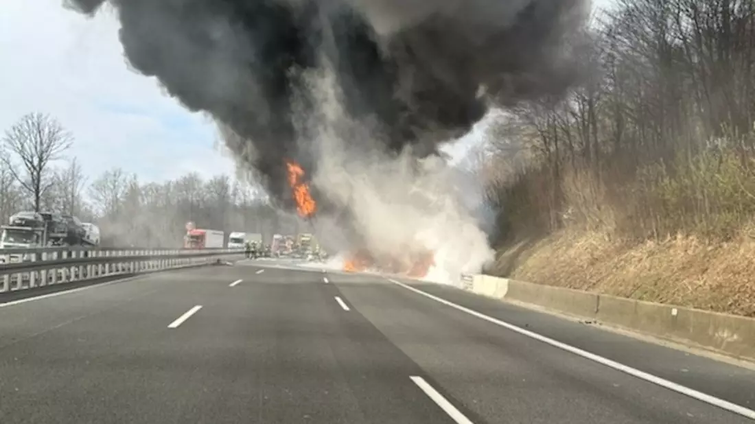 POL-GÖ: (117/2024) A 7 in Richtung Kassel nach LKW-Brand ab AS Hedemünden aktuell voll gesperrt - Bild: presseportal.de