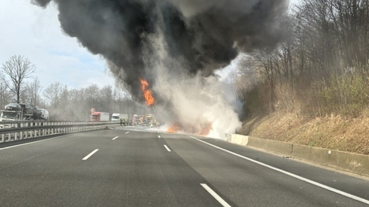 POL-GÖ: (117/2024) A 7 in Richtung Kassel nach LKW-Brand ab AS Hedemünden aktuell voll gesperrt - Foto: presseportal.de