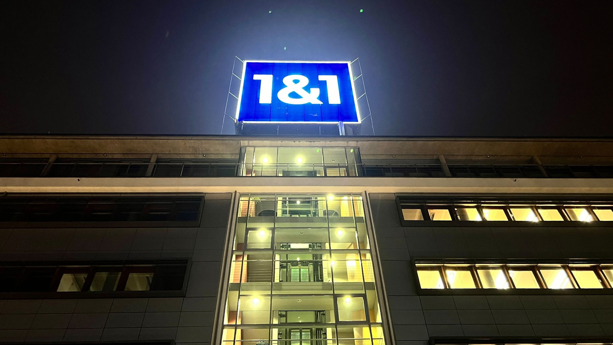 Das Logo von 1&1 ist auf dem Dach der Firmenzentrale installiert. - Foto: Wolf von Dewitz/dpa