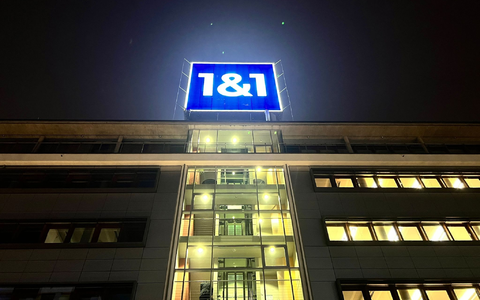 Das Logo von 1&1 ist auf dem Dach der Firmenzentrale installiert. - Foto: Wolf von Dewitz/dpa