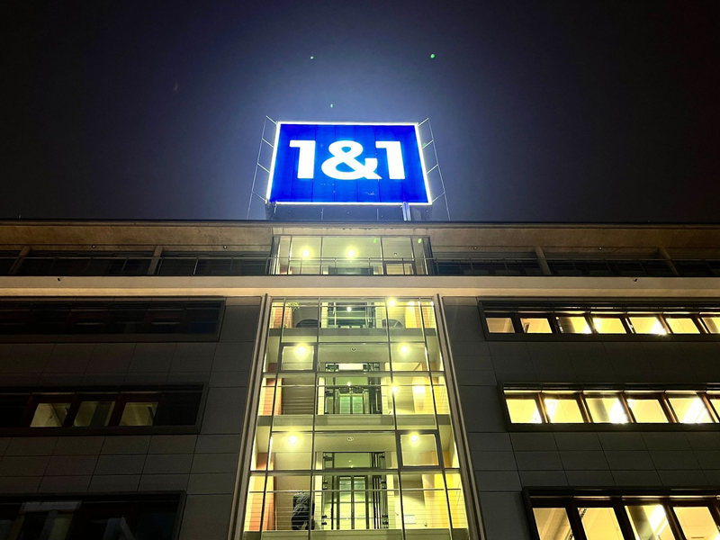 Das Logo von 1&1 ist auf dem Dach der Firmenzentrale installiert. - Foto: Wolf von Dewitz/dpa