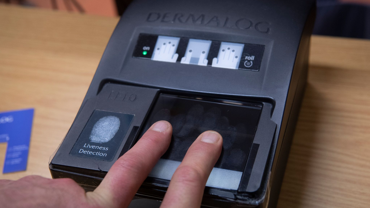 Gängige Praxis: Für einen Personalausweis werden Fingerabdrücke gescannt. - Foto: Paul Zinken/dpa