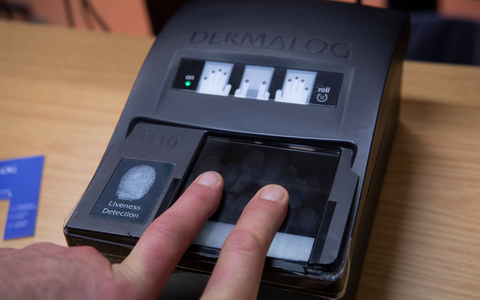 Gängige Praxis: Für einen Personalausweis werden Fingerabdrücke gescannt. - Foto: Paul Zinken/dpa