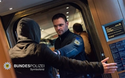 Bundespolizeidirektion München: Polizeieinsatz im ICE / Fahrscheinloser bedroht Zugbegleiterin - Foto: presseportal.de