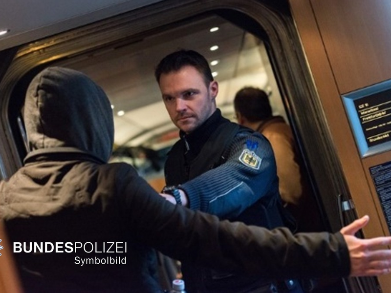Bundespolizeidirektion München: Polizeieinsatz im ICE / Fahrscheinloser bedroht Zugbegleiterin - Foto: presseportal.de