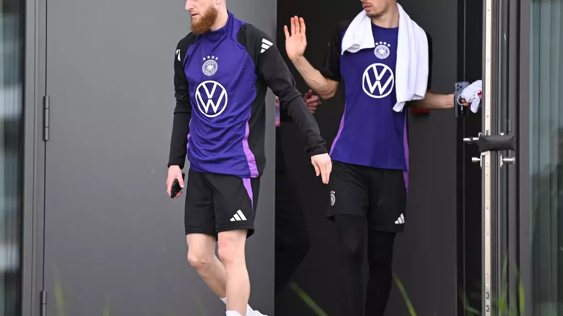 Jan-Niklas Beste (l) muss weiter auf seinen ersten Auftritt im DFB-Trikot warten. - Bild: Arne Dedert/dpa