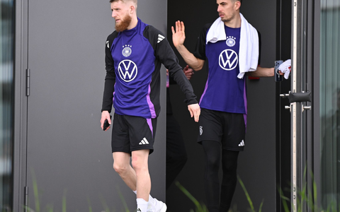 Jan-Niklas Beste (l) muss weiter auf seinen ersten Auftritt im DFB-Trikot warten. - Foto: Arne Dedert/dpa