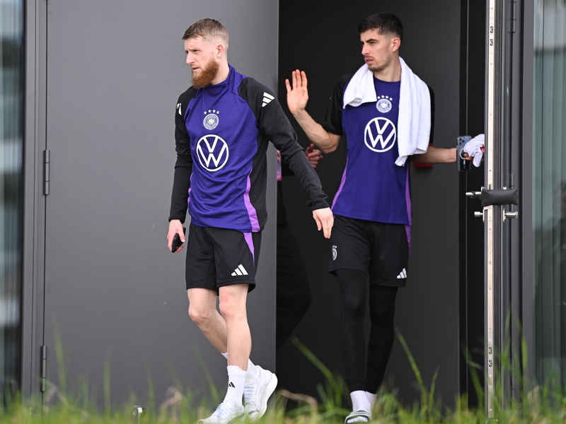 Jan-Niklas Beste (l) muss weiter auf seinen ersten Auftritt im DFB-Trikot warten. - Foto: Arne Dedert/dpa