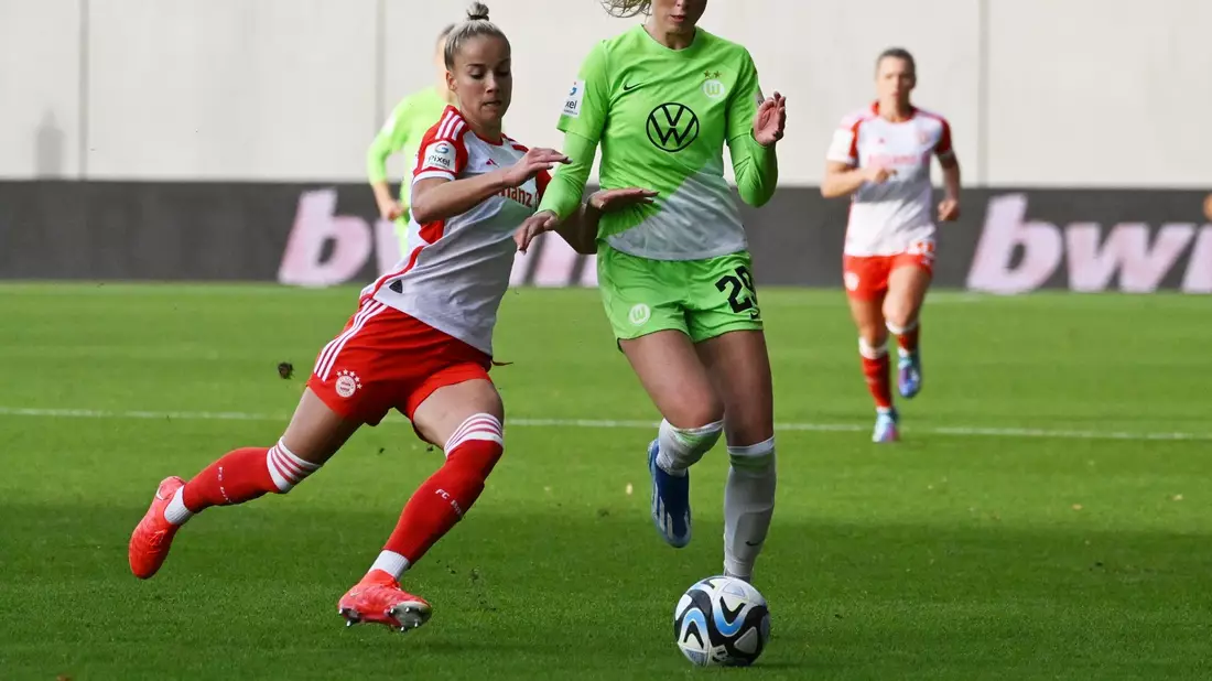 Bayern Münchens Giulia Gwinn (l) im Zweikampf mit Jule Brand vom VfL Wolfsburg. - Bild: Angelika Warmuth/dpa