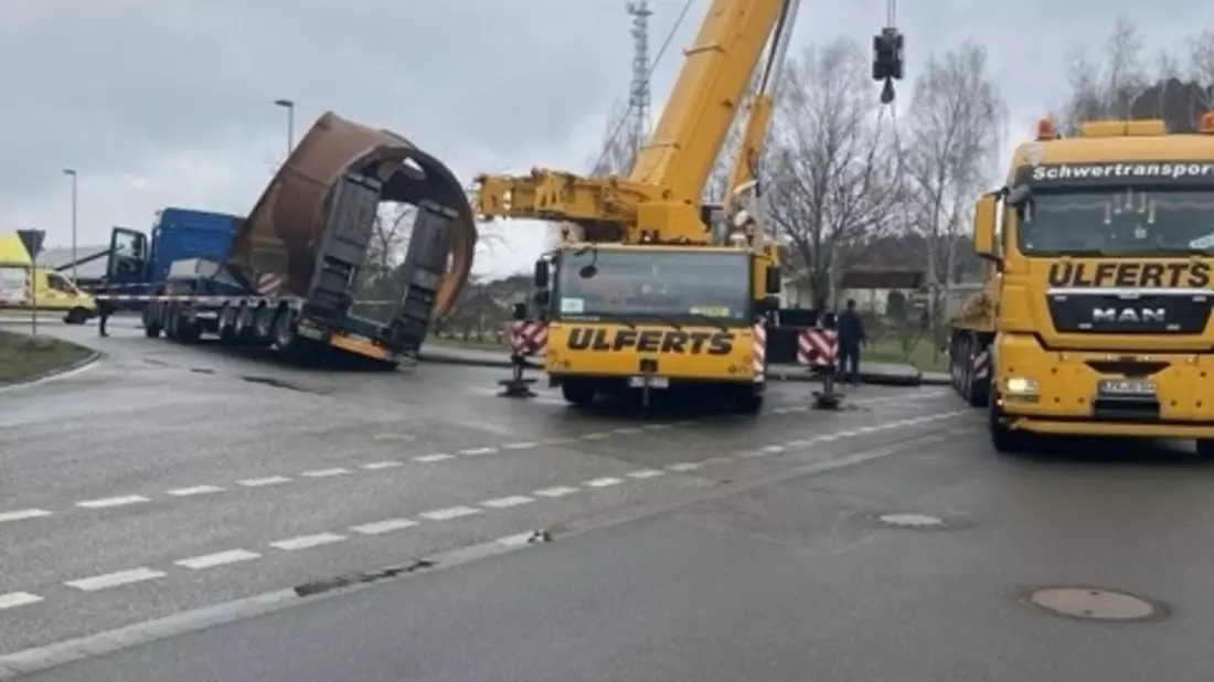 POL-ANK: Verkehrsunfall in Torgelow - Schwerlasttransporter verliert seine Ladung - Bild: presseportal.de