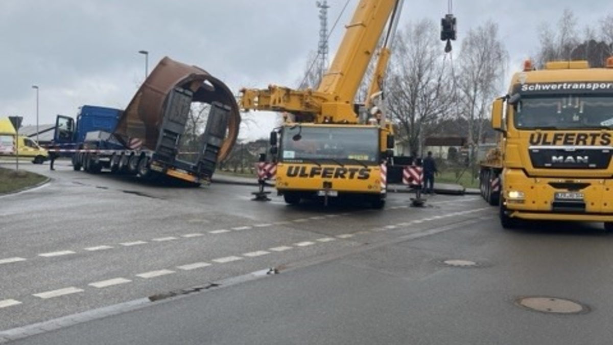 POL-ANK: Verkehrsunfall in Torgelow - Schwerlasttransporter verliert seine Ladung - Foto: presseportal.de