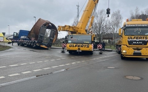 POL-ANK: Verkehrsunfall in Torgelow - Schwerlasttransporter verliert seine Ladung - Foto: presseportal.de POL-ANK: Verkehrsunfall in Torgelow - Schwerlasttransporter verliert seine Ladung - Foto: presseportal.de