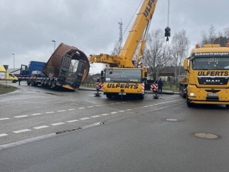 POL-ANK: Verkehrsunfall in Torgelow - Schwerlasttransporter verliert seine Ladung - Foto: presseportal.de