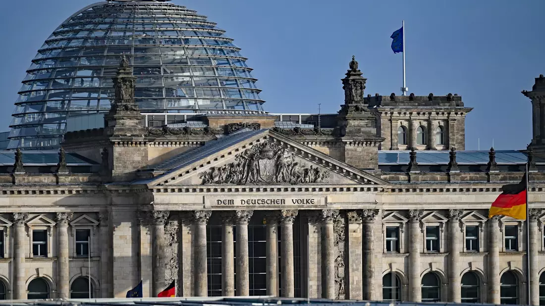 Blick vom Bundeskanzleramt auf die Kuppel von dem Reichstagsgebäude mit dem Bundestag. Der Bundestag hat das Digitale-Dienste-Gesetz beschlossen. - Bild: Philipp Znidar/dpa