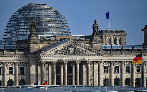 Blick vom Bundeskanzleramt auf die Kuppel von dem Reichstagsgebäude mit dem Bundestag. Der Bundestag hat das Digitale-Dienste-Gesetz beschlossen. - Foto: Philipp Znidar/dpa