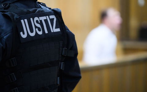 Vor dem Landgericht Hannover wird derzeit über einen Fall verhandelt, bei dem ein Mann seiner Tochter Qecksilber gespritzt haben soll. - Foto: Julian Stratenschulte/dpa