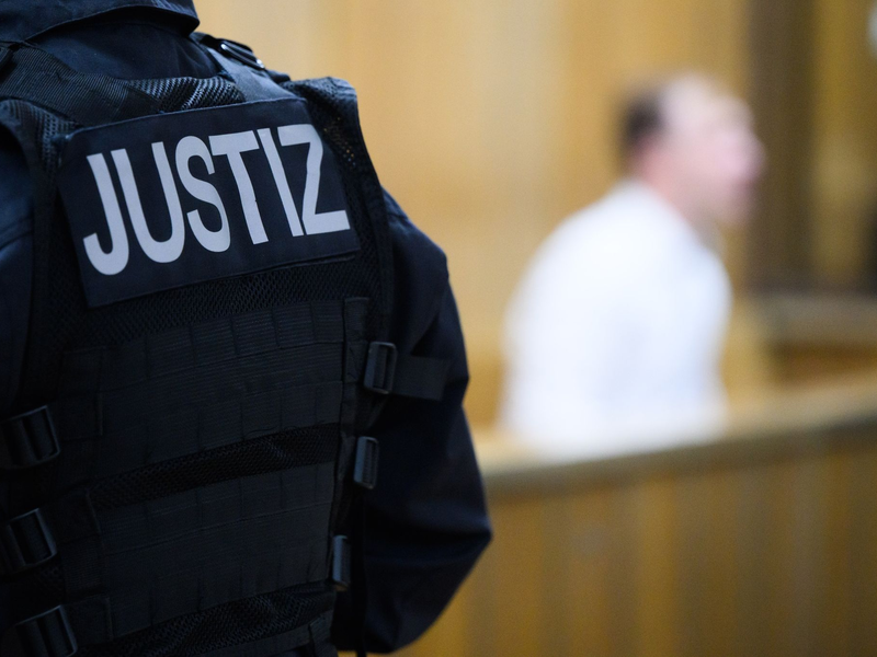 Vor dem Landgericht Hannover wird derzeit über einen Fall verhandelt, bei dem ein Mann seiner Tochter Qecksilber gespritzt haben soll. - Foto: Julian Stratenschulte/dpa
