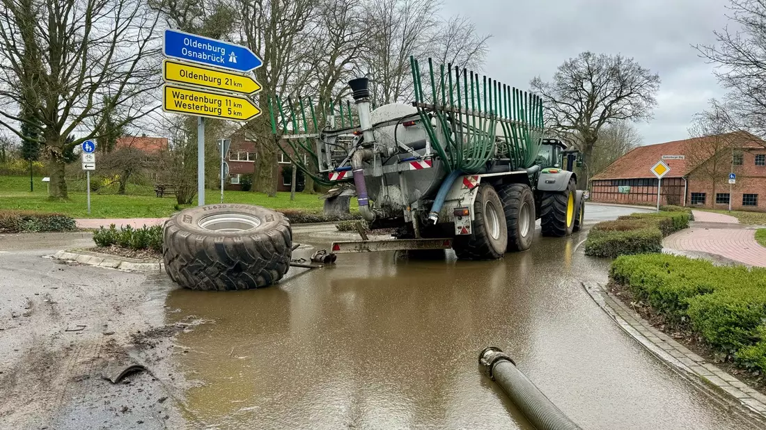 FW-OLL: 18.000l Gülle fluten Dorfstraße in Huntlosen - Bild: presseportal.de