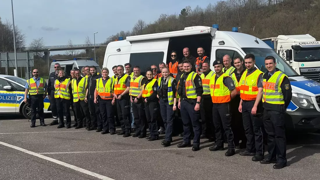 POL-SL: Gemeinsame internationale Kontrolle der Verkehrspolizei an der A 8 / Erfolgreiche Zusammenarbeit von neun verschiedenen Behörden und Organisationen - Bild: presseportal.de