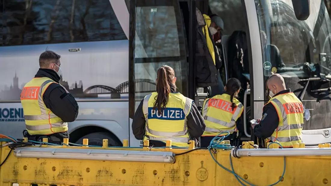Bundespolizeidirektion München: Freunde kommen und gehen gemeinsam/ Bundespolizei weist Armenier zurück - Bild: presseportal.de