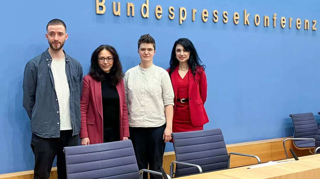 Matthias Keussen (l-r), Vertreter für Deutsche Sportjugend im Deutschen Olympischen Sportbund, Yasmin Fahimi, Vorsitzende des Deutschen Gewerkschaftsbunds, Anna-Nicole Heinrich, Präsidentin der Synode der Evangelischen Kirche in Deutschland, und Eter Hachmann, Vorsitzende Dachverband der Migrant*innen in Ostdeutschland, haben einen Plan. - Bild: Jana Glose/dpa