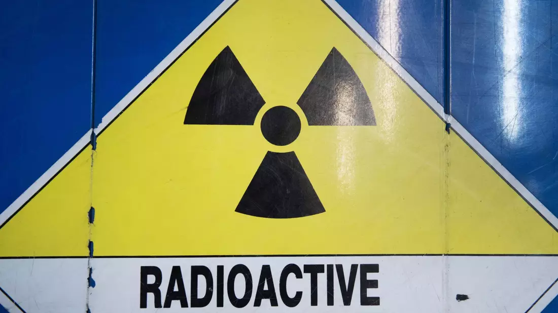 Ein Warnschild «Radioactive». Neuartige Atomreaktoren brauchen laut Wissenschaftlern noch Jahrzehnte bis zur Marktreife. (Symböolbild) - Bild: picture alliance / Stefan Sauer/dpa