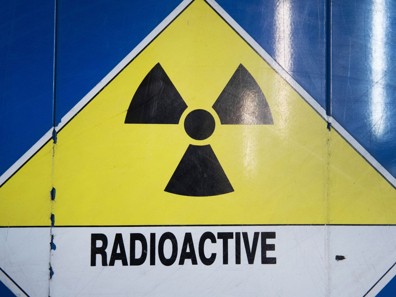 Ein Warnschild «Radioactive». Neuartige Atomreaktoren brauchen laut Wissenschaftlern noch Jahrzehnte bis zur Marktreife. (Symböolbild) - Foto: picture alliance / Stefan Sauer/dpa