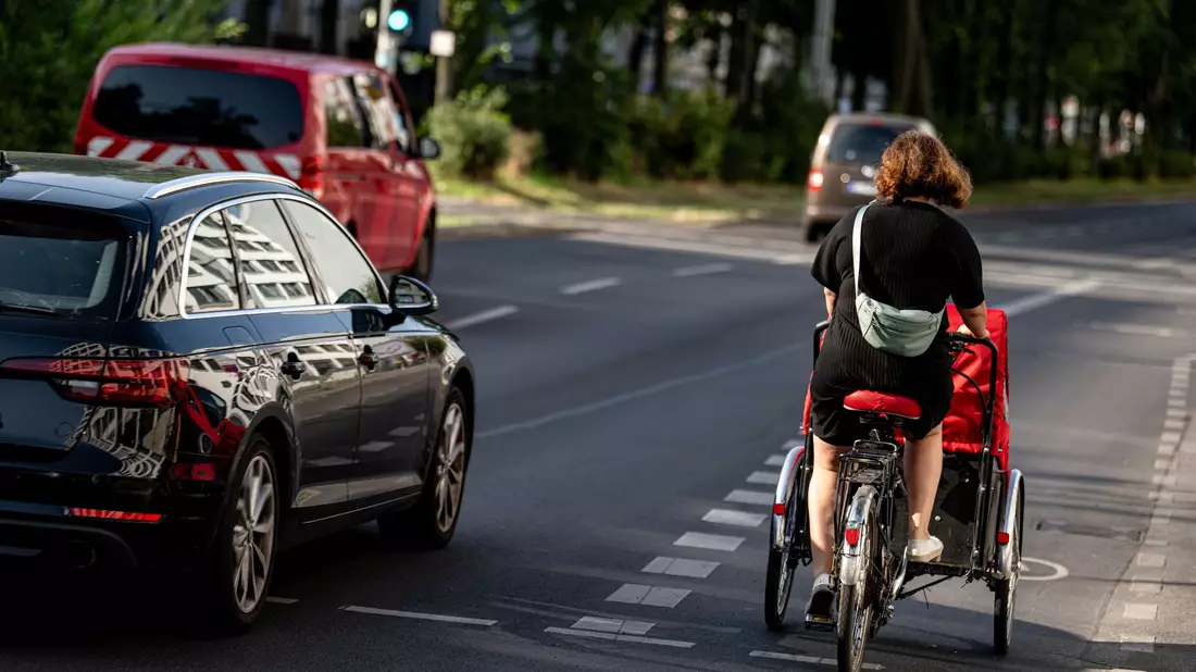 Eine Fahrradfahrerin fährt mit einem Lastenfahrrad. Diese werden oft für den Transport von Kindern benutzt. - Bild: Fabian Sommer/dpa