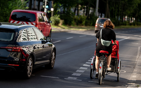 Eine Fahrradfahrerin fĂ€hrt mit einem Lastenfahrrad. Diese werden oft fĂŒr den Transport von Kindern benutzt. - Foto: Fabian Sommer/dpa Eine Fahrradfahrerin fĂ€hrt mit einem Lastenfahrrad. Diese werden oft fĂŒr den Transport von Kindern benutzt. - Foto: Fabian Sommer/dpa