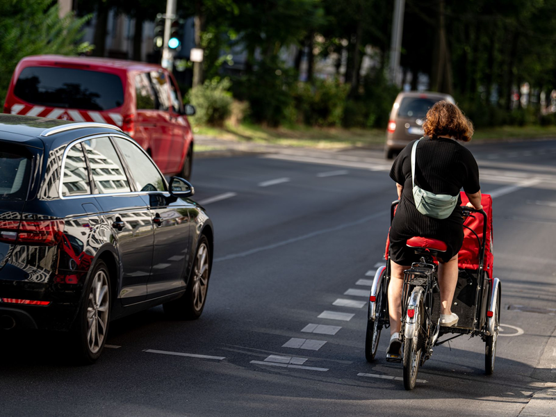 Eine Fahrradfahrerin fährt mit einem Lastenfahrrad. Diese werden oft für den Transport von Kindern benutzt. - Foto: Fabian Sommer/dpa