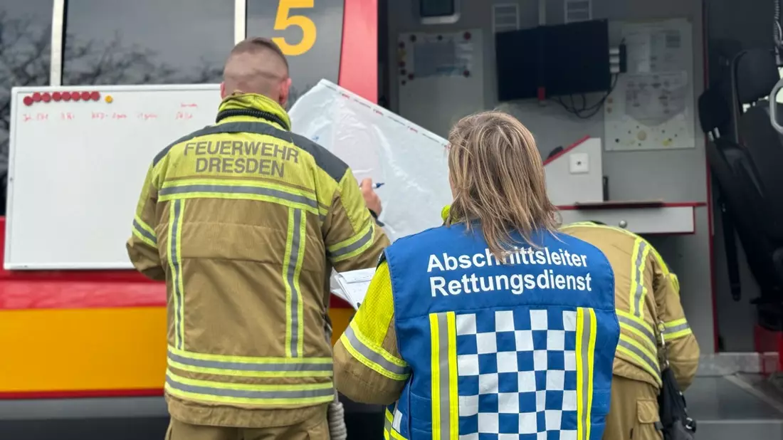 FW Weinheim: Stadt Weinheim ehrt Reinhold Mayer und Peter Weigold für 60 Jahre Feuerwehrdienst - Bild: presseportal.de
