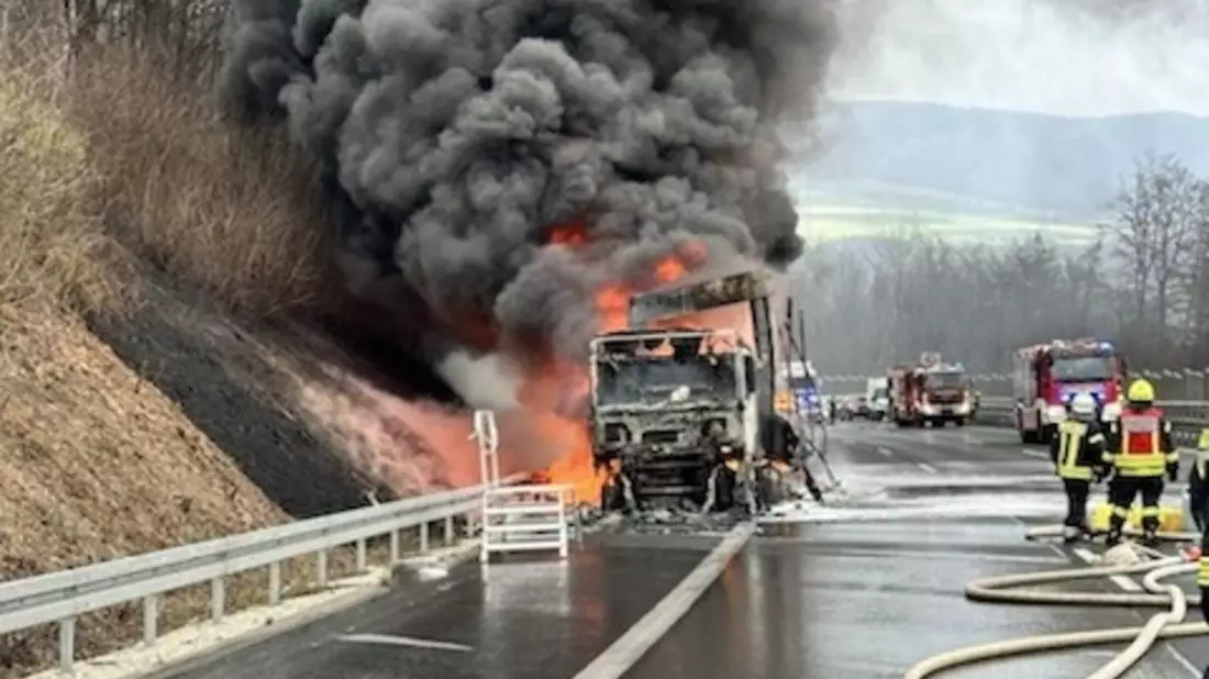 POL-GÖ: (120/2024) LKW auf A 7 gelöscht, noch immer Vollsperrung in Richtung Kassel - Stau und zähfließender Verkehr bis Rastanlage Göttingen - Bild: presseportal.de