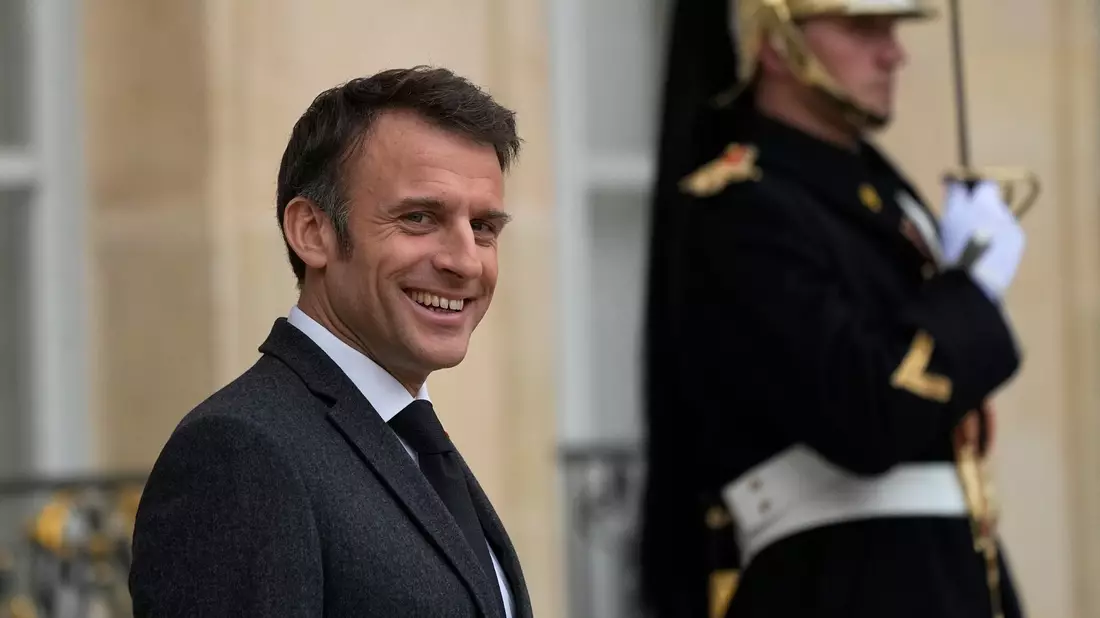 Emmanuel Macron, Präsident von Frankreich, zeigt sich gerne sportlich. Sendet er mit seinem neusten Foto sogar eine Botschaft? - Bild: Michel Euler/AP/dpa