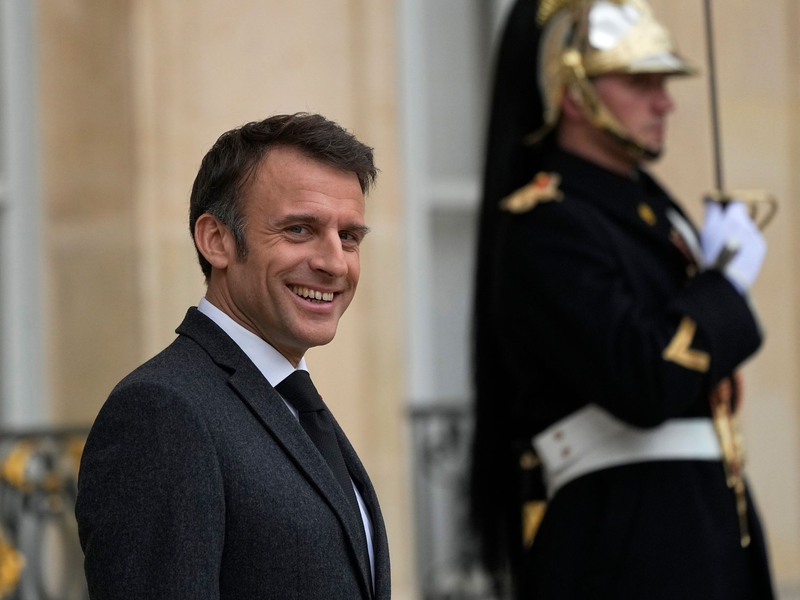 Emmanuel Macron, Präsident von Frankreich, zeigt sich gerne sportlich. Sendet er mit seinem neusten Foto sogar eine Botschaft? - Foto: Michel Euler/AP/dpa