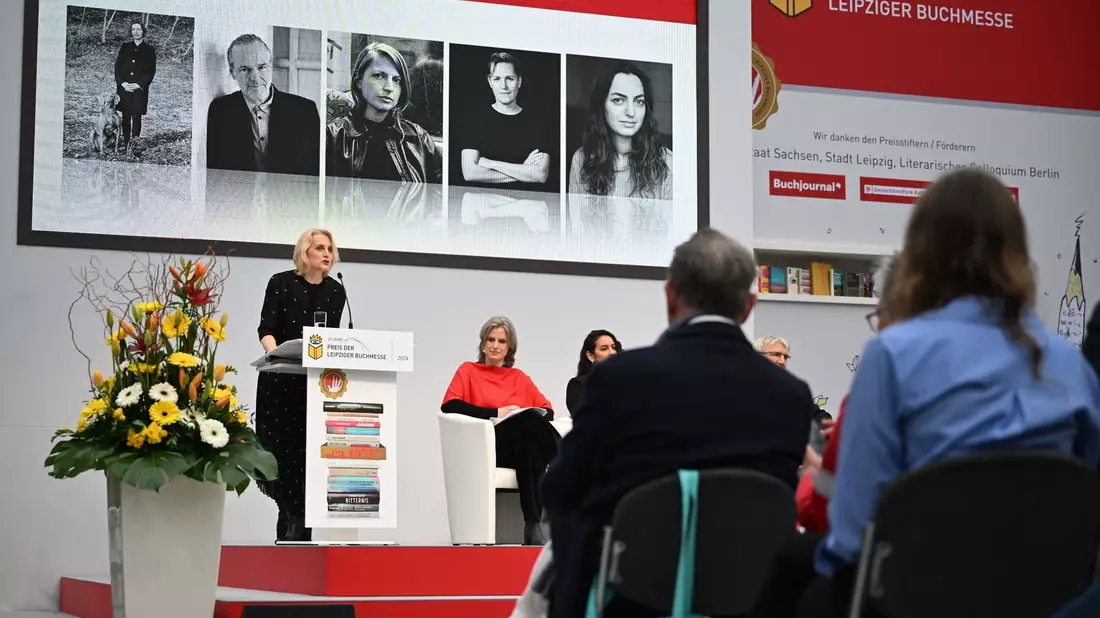Astrid Böhmisch, die Direktorin der Leipziger Buchmesse, spricht auf der Preisverleihung. - Bild: Hendrik Schmidt/dpa