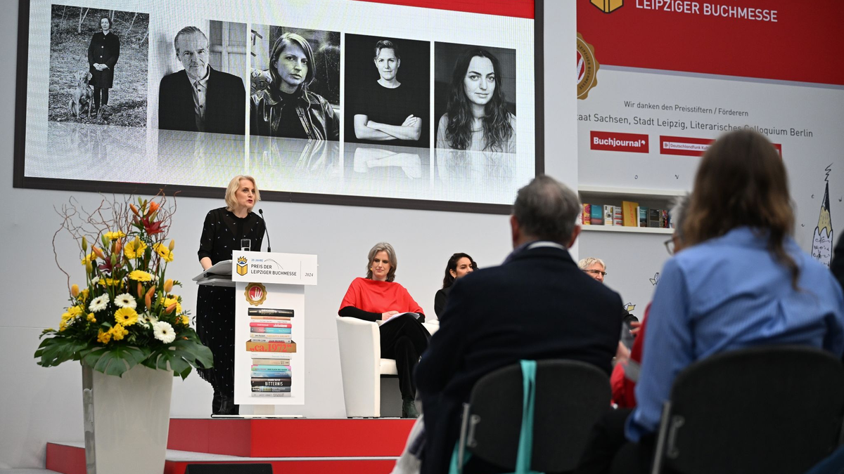 Astrid Böhmisch, die Direktorin der Leipziger Buchmesse, spricht auf der Preisverleihung. - Foto: Hendrik Schmidt/dpa