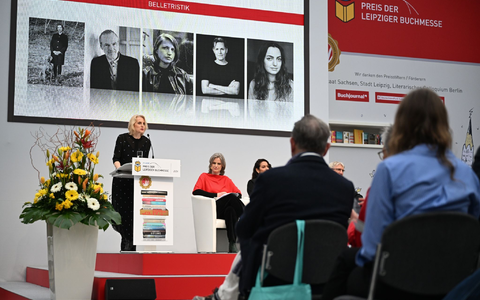 Astrid Böhmisch, die Direktorin der Leipziger Buchmesse, spricht auf der Preisverleihung. - Foto: Hendrik Schmidt/dpa