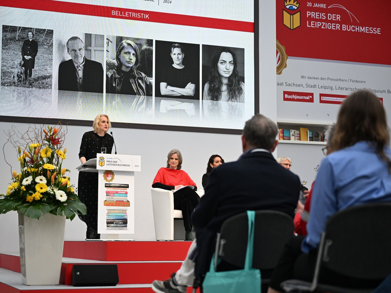 Astrid Böhmisch, die Direktorin der Leipziger Buchmesse, spricht auf der Preisverleihung. - Foto: Hendrik Schmidt/dpa