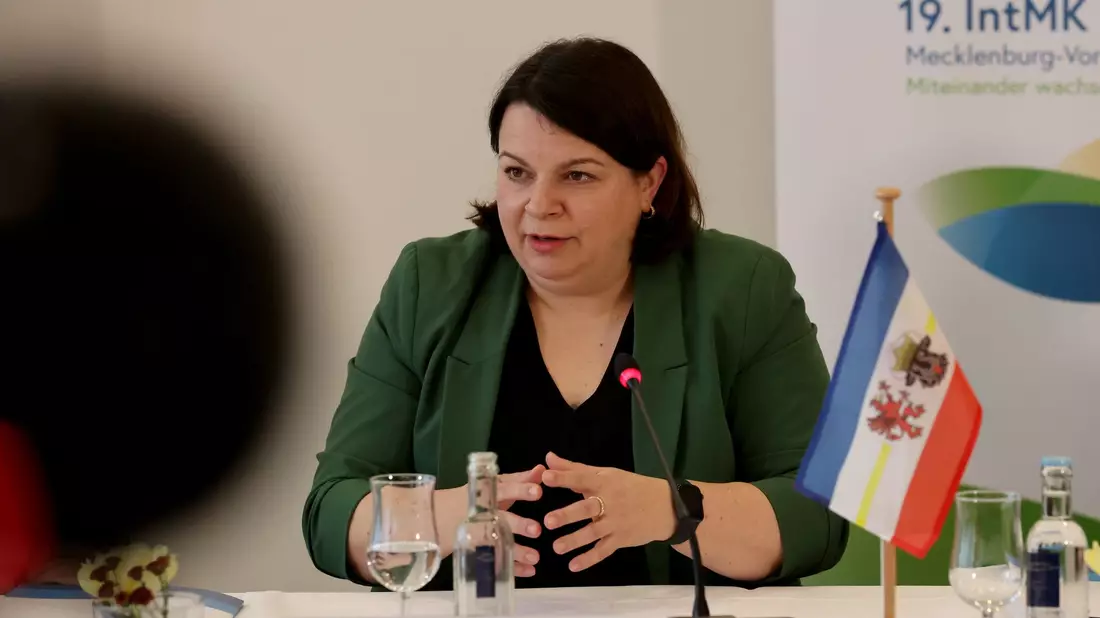 Mecklenburg-Vorpommerns Sozialministerin Stefanie Drese hatte zur Integrationsministerkonferenz nach Warnemünde geladen. - Bild: Bernd Wüstneck/dpa