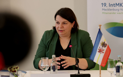 Mecklenburg-Vorpommerns Sozialministerin Stefanie Drese hatte zur Integrationsministerkonferenz nach Warnemünde geladen. - Foto: Bernd Wüstneck/dpa