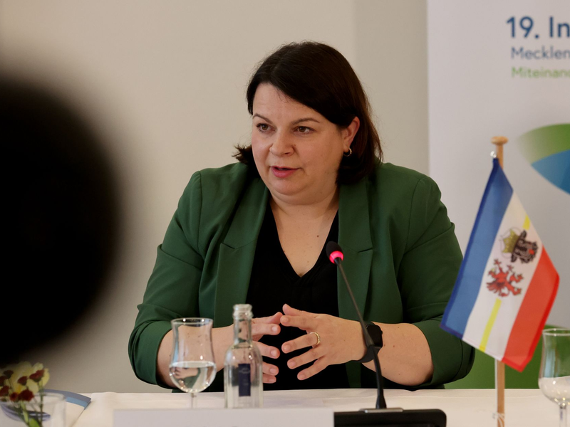 Mecklenburg-Vorpommerns Sozialministerin Stefanie Drese hatte zur Integrationsministerkonferenz nach Warnemünde geladen. - Foto: Bernd Wüstneck/dpa