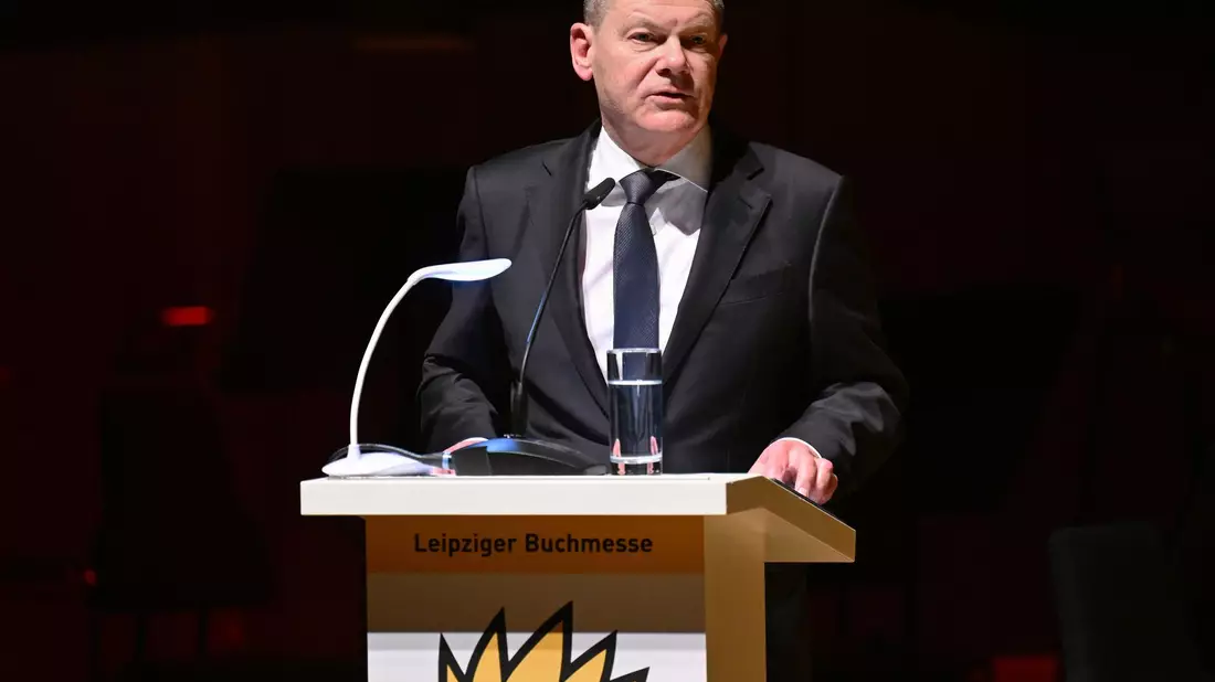 Bundeskanzler Olaf Scholz: «Seit ich denken kann, begleiten mich Bücher durch mein Leben.» - Bild: Hendrik Schmidt/dpa