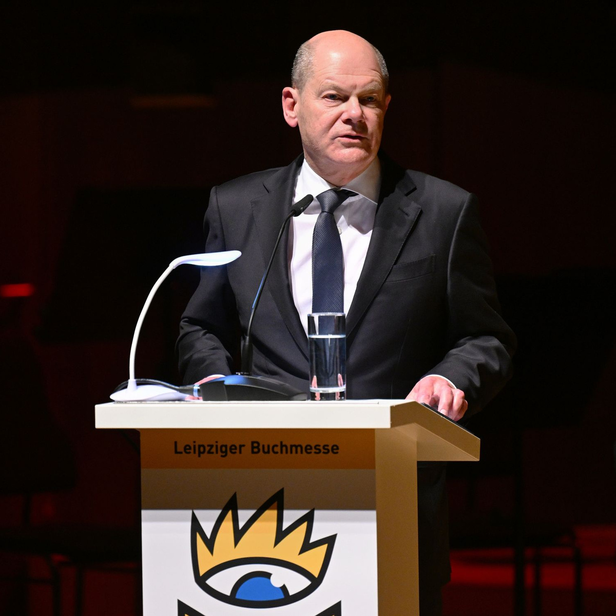 Bundeskanzler Olaf Scholz: «Seit ich denken kann, begleiten mich Bücher durch mein Leben.» - Foto: Hendrik Schmidt/dpa