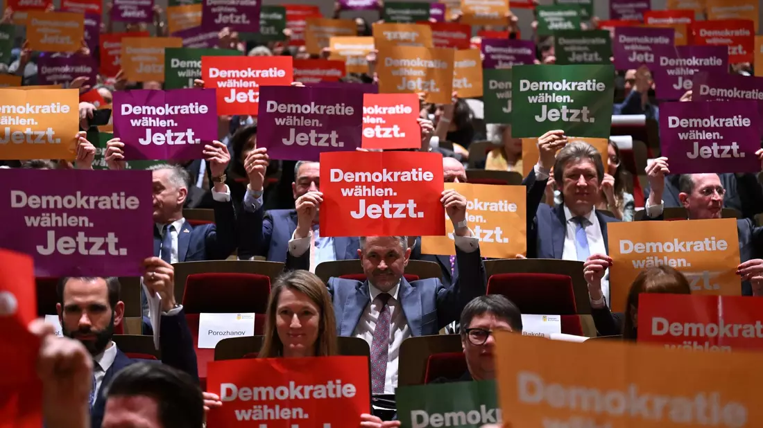 Eine offizielle Demokratie-Aktion bei der Eröffnung der Leipziger Buchmesse. - Bild: Hendrik Schmidt/dpa