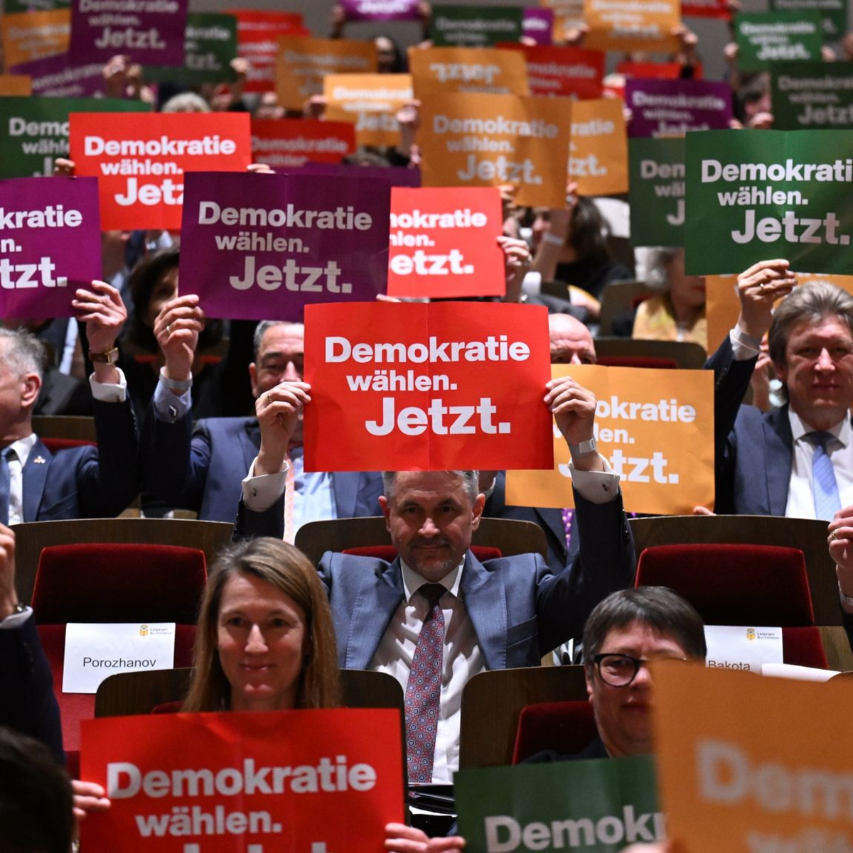 Eine offizielle Demokratie-Aktion bei der Eröffnung der Leipziger Buchmesse. - Foto: Hendrik Schmidt/dpa