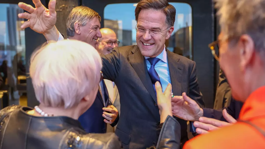 Der niederländische Ministerpräsident Mark Rutte begrüßt die Kulturstaatsministerin Claudia Roth vor der Eröffnung der Leipziger Buchmesse im Gewandhaus. - Bild: Jan Woitas/dpa