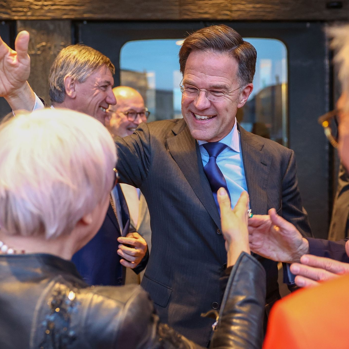 Der niederländische Ministerpräsident Mark Rutte begrüßt die Kulturstaatsministerin Claudia Roth vor der Eröffnung der Leipziger Buchmesse im Gewandhaus. - Foto: Jan Woitas/dpa