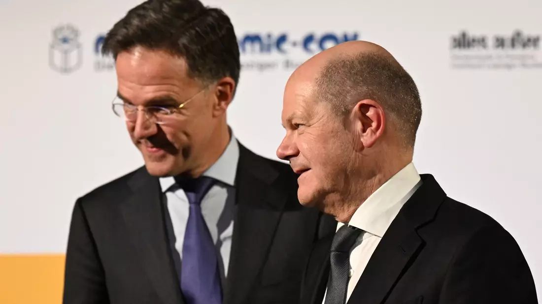 Bundeskanzler Olaf Scholz und der niederländische Ministerpräsident Mark Rutte kommen zur Eröffnung der Leipziger Buchmesse. - Bild: Hendrik Schmidt/dpa